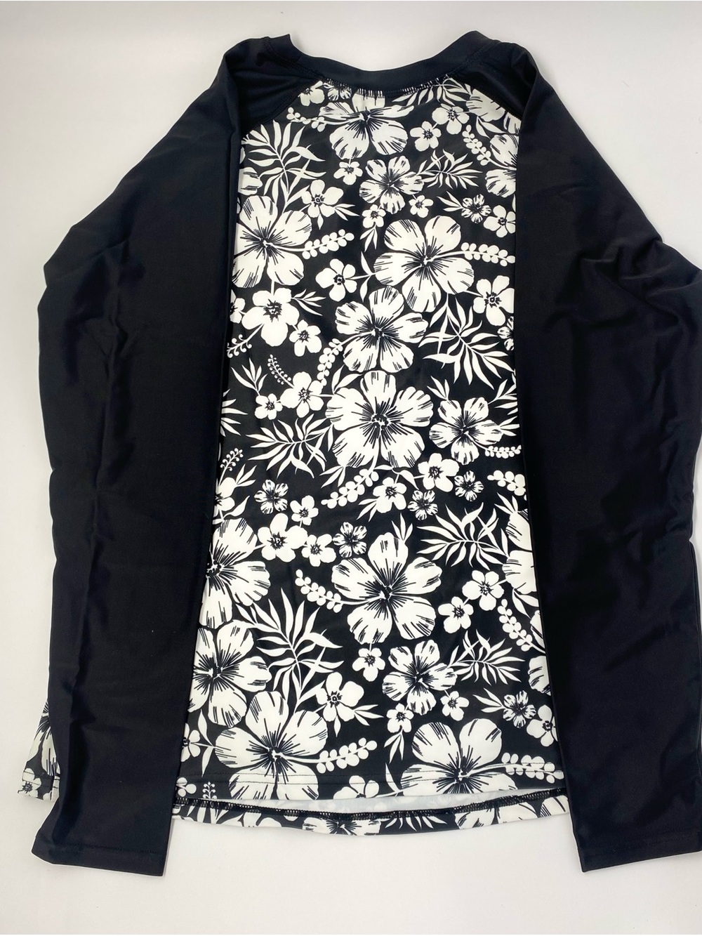 XL Women’s Hurley Black and White Floral Long Sleeve Rash Guard & Swim Short Set - Picture 3 of 7